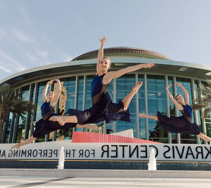 三名舞蹈学生在克拉维斯中心外表演.